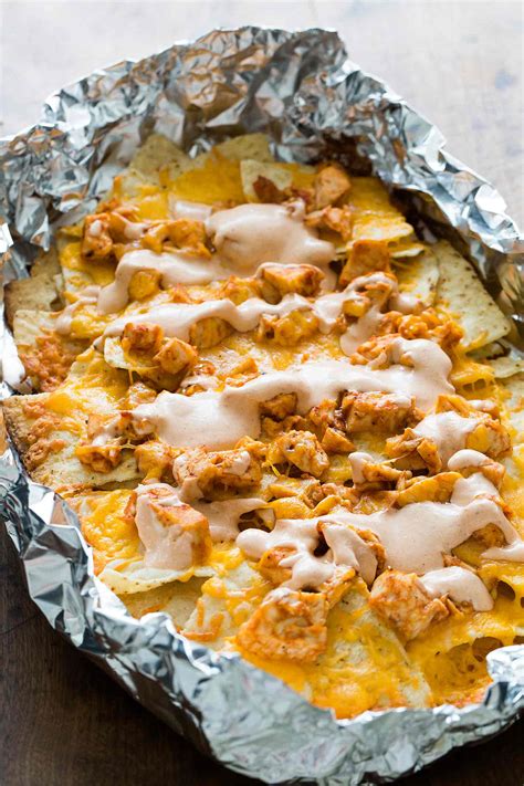 Shredded chicken nachos for two food fanatic chicken, jalapeño, tortilla chips, shredded cheddar cheese, sour cream shredded chicken nachos a sweet pea chef green onions, pinto beans, guacamole, salsa, jack cheese, sour cream and 5 more Grilled Chicken Nachos - PinLaVie.com