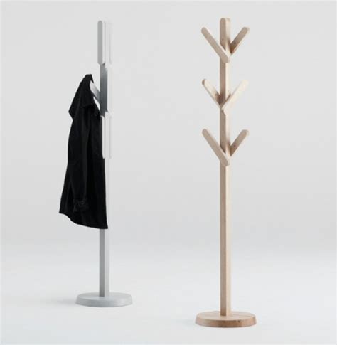 Die bandbreite reicht von widerstandsfähigem stahl bis hin zu zeitlosem holz. Kleiderständer aus Holz - effektvolle Modelle! - Archzine.net