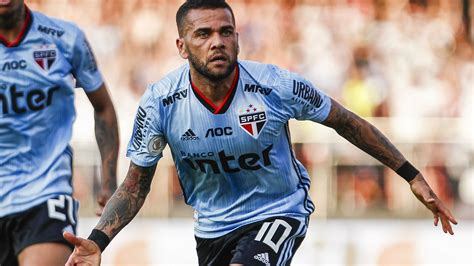 Dani Alves con 37 años quiere regresar a jugar en la Liga Española