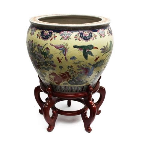 Nesse sentido, praticavam atos de comércio através da troca de bens Pin em Ânforas, Vasos e Porcelanas