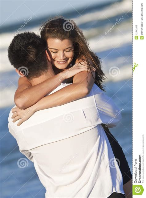 mann und frauen paare in der romantischen umarmung auf strand stockfoto bild von ehemann