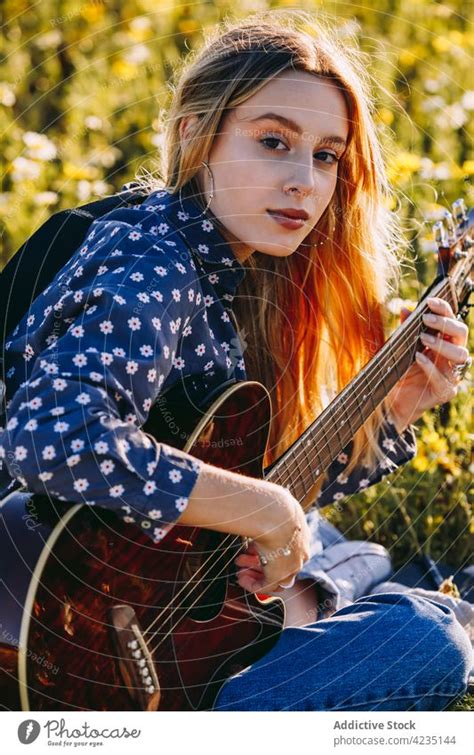 Junge Frau Spielt Gitarre In Der Natur Ein Lizenzfreies Stock Foto