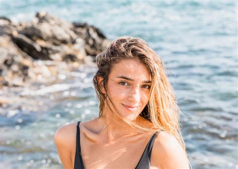 Schöne Junge Frau Im Schwarzen Nassen Badeanzug Kostenlose Foto