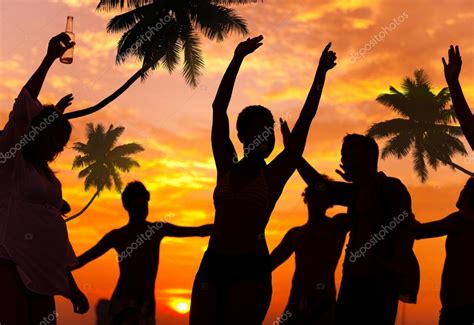 Gente Disfrutando De La Fiesta En La Playa — Foto De Stock © Rawpixel