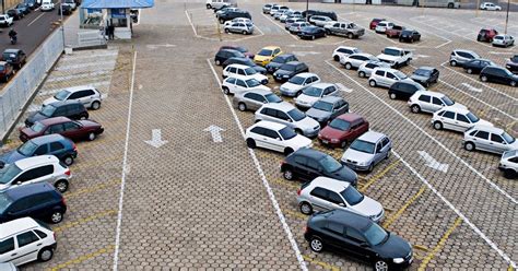 Em Um Estacionamento Há Carros E Motos