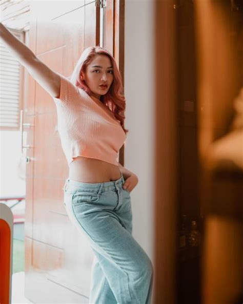 6 Potret Hot Siti Badriah Yang Makin Langsing Usai Melahirkan Okezone Lifestyle