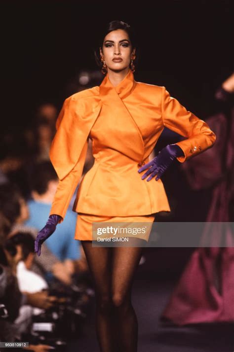 Le Top Model Yasmeen Ghauri Lors Du Défilé Lanvin En Juillet 1990 à