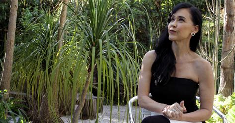 Secondo la stessa consuelo velázquez la canzone fu composta prima ancora che lei desse il primo bacio. Susana Zabaleta alista "El Otro Libro de los Abrazos" su ...