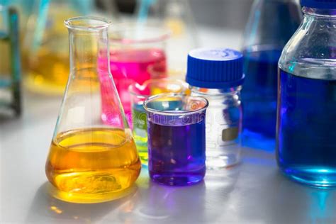 Tubos De Ensayo Con Las Sustancias Químicas Coloridas Foto De Archivo