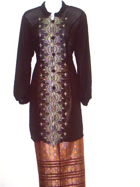 Setiap baju kurung samada baju kurung tradisional, pahang, kedah atau moden mempunyai potongan tertentu. CIKGU SITI MARIYAMAH: Pakaian Tradisional Johor