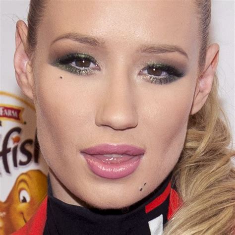 She wears pink lipstick, intense black eyeliner, warm light brown eyeshadow with taupe highlights on the middle of her crease winged on the outside following the direction on the eyeliner and stud jewels. Iggy Azalea Makeup: Gold Eyeshadow, Gray Eyeshadow, Green ...