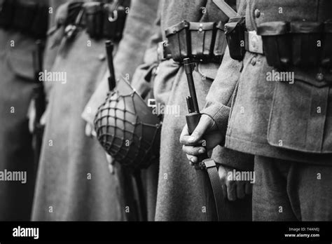 Re Enactors Gekleidet Als Zweiter Weltkrieg Deutsche Wehrmacht Soldaten Dauerauftrag Mit Gewehr