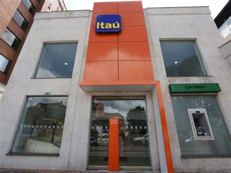 Itau, fundado en 1945, es un banco brasileño que cuenta con variadas sedes financieras en américa. Banco Itaú cuelga sus primeros avisos en Colombia | Empresas | Negocios | Portafolio