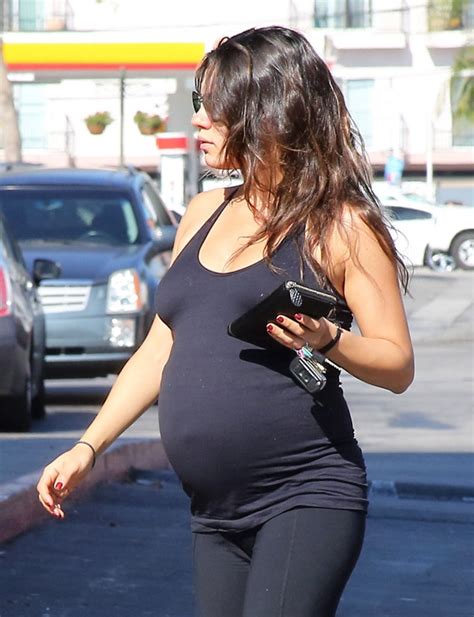 Mila Kunis Repeats Yoga Outfit In Final Weeks Of Pregnancy E Online Ca