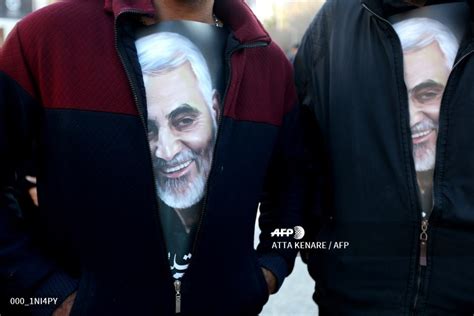 Februar 1971), kendt som jacqui lambie , er en australsk politiker, der er leder og. Iranian mourners wearing shirts pictures slain Qasem ...