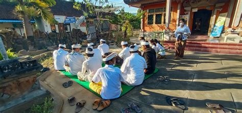 Pemerintahan Desa Gerokgak Melaksanakan Persembahyangan Bersama Yang