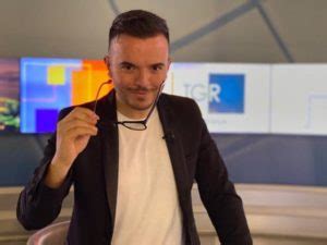 Lyrics for top songs by andrea sannino. Andrea Sannino, il successo, 'Abbracciame' e famiglia: il ...