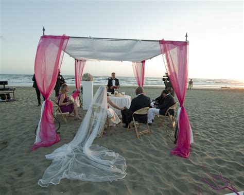 Matrimonio in spiaggia al tramonto. Vendita articoli da regalo, vasi, fiori e decor tavola ...
