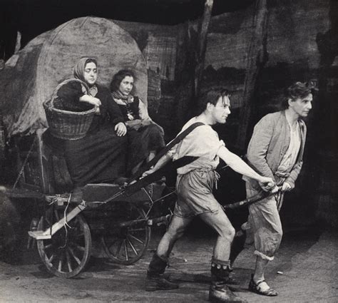 Was eine affuehrung von mutter courage, schrieb brecht einmal, hauptsaechlich zeigen soll: Bildungstheater
