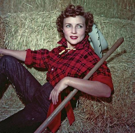 12 Rarely Seen Photos Of A Young Betty White From Her Early Career