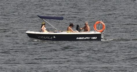 Kwaśniewscy Na Wakacjach Pływają łódką Po Jeziorze Dąbrowa Wielka