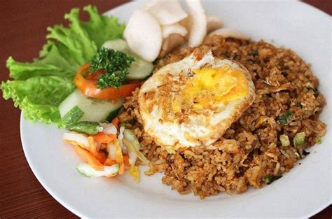 Sajian nasi goreng jawa ini memang endeus dan pas untuk menemani malam terlebih di musim hujan. 2 Resep Nasi Goreng Jawa Super Spesial | ResepIstimewa.com