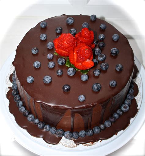 This delicious, quick and easy chocolate mock mousse filling is wonderful with chocolate cakes and cupcakes! Chocolate cake - vanilla/oreo mousse filling - chocolate ...
