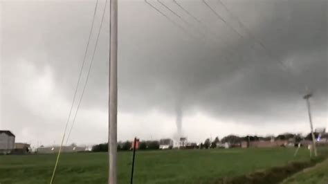 Huge tornado rips through Jonesboro in Arkansas as residents remain in coronavirus lockdown ...
