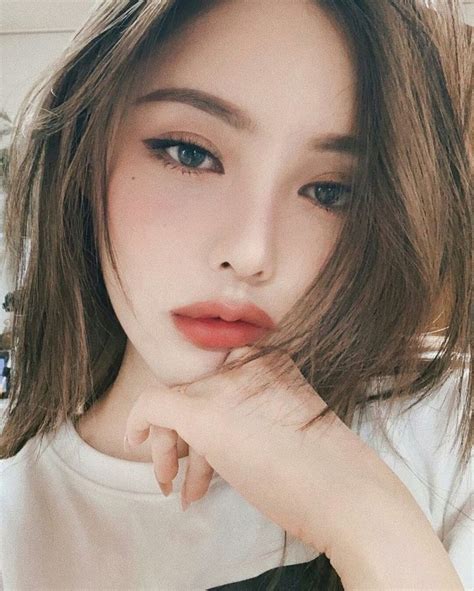 𝐉𝐔𝐒𝐓 𝐎𝐍𝐄 𝐎𝐅 𝐓𝐇𝐄 𝐆𝐔𝐘𝐒 Harpers Profile Korean Makeup Look Korean