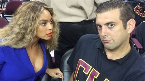 beyonce ‘side eye man says the beyond polite singer suggested posing for silly photo mirror