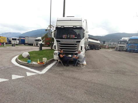 Ofelia, the handsome operator of a service station, attracts the attentions of several. Vita da cani per i camionisti: il "ristorante" è un ...