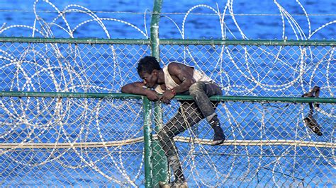 ˈ s j uː t ə スペイン語: Migranten bestormen Spaanse grens bij Ceuta | NOS