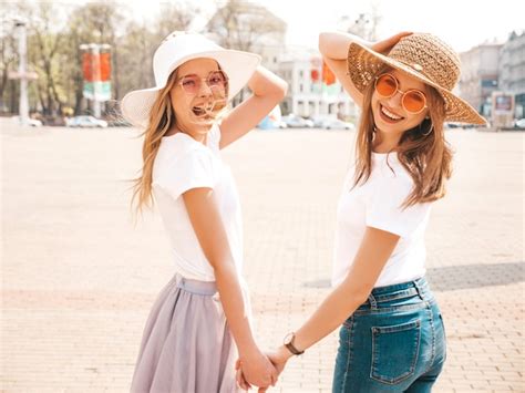Portrait De Deux Jeunes Belles Filles Blondes Souriantes Hipster Dans