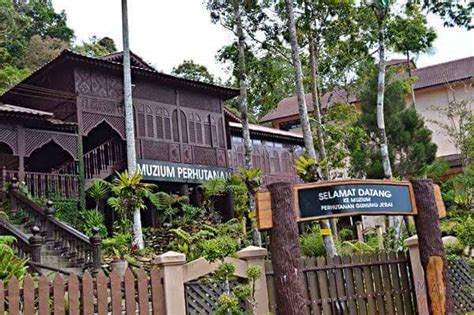 Kmal, mia dan aiman tgu di kaunter regency jerai hill di kaki gunung jerai, banyak info ttg gunung jerai xtvt layan ja lah gambar2 ni ya. www.penbiru.com: DISCOVER KEDAH 2016 - GUNUNG JERAI