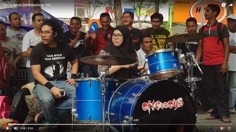 Who hunts in the middle of a crowd? Orang ramai bertempiaran lari - YouTube