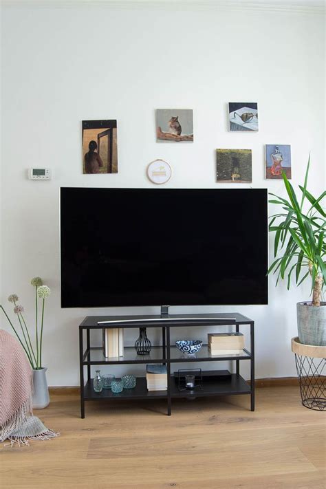 Fernseher verstecken hinter bild, fernseher verstecken im wohnzimmer, fernseher den fernseher in der wand verstecken. 5 Tipps für bessere Kabelordnung zu Hause - DIY ...