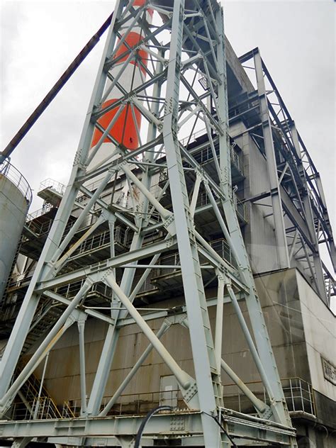 北斗市にある太平洋セメント上磯工場のベルトコンベアーです。 左は建設中の北海道新幹線（平成27年度末開業予定）。 右は国道228号線・函館茂辺地道路。 その2つがベルコンを跨いでいます。 2013年2月19日撮影。 私の好きな"かたちと風景" ⑰セメント工場を走り抜ける 大分県 ...