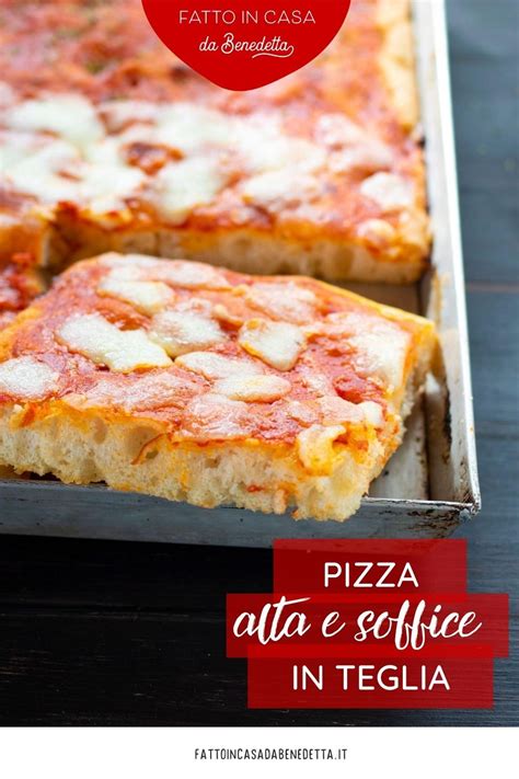 La ricetta sprint per preparare una magnifica pizza alta e perfetta da addentare in compagnia. PIZZA IN TEGLIA ALTA E SOFFICE | Fatto in casa da ...
