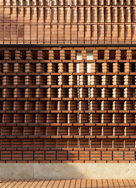 Admun Pleases Both Economy And Privacy With Brick Screen