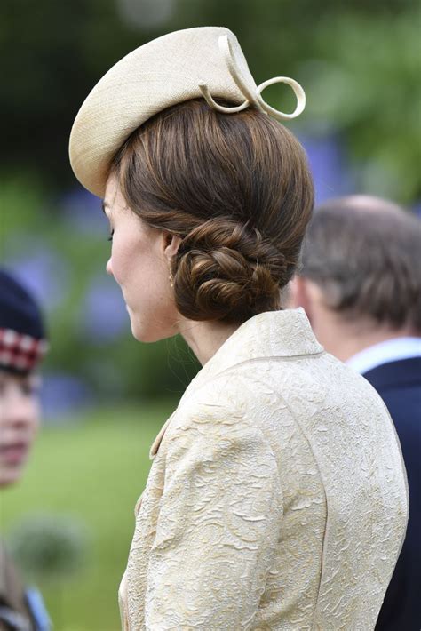 Kate Middleton portait un ravissant chignon bas tressé et enroulé sous