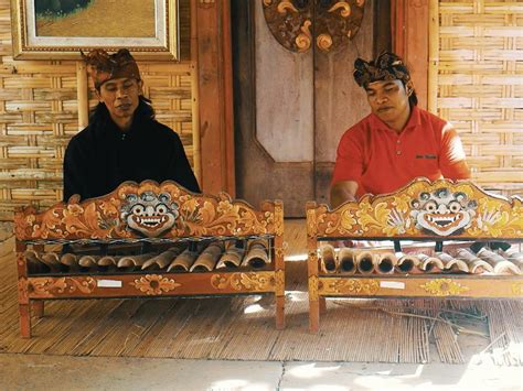 Alat ini memiliki lima nada dasar yang terdapat pada bilahan bambu, dimainkan dengan cara dipukul menggunakan alat pemukul khusus. Get to Know Rindik, a Balinese Traditional Musical Instrument