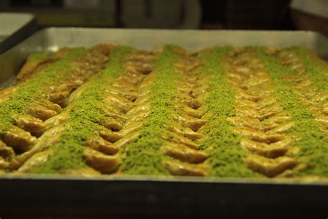 Baklava, sütlü tatlı, şerbetli tatlı, pasta, kuruyemiş ve diğer ürünler i̇stanbul içi aynı gün teslimat ile faruk güllüoğlu'nda! The best Turkish baklava in town! Güllüoğlu in Karaköy ...