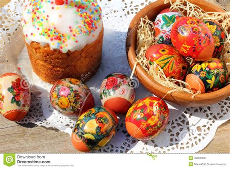 Über 78 bewertungen und für sehr lecker befunden. Ostern-Kuchen und Eier stockfoto. Bild von spaß, lustig ...