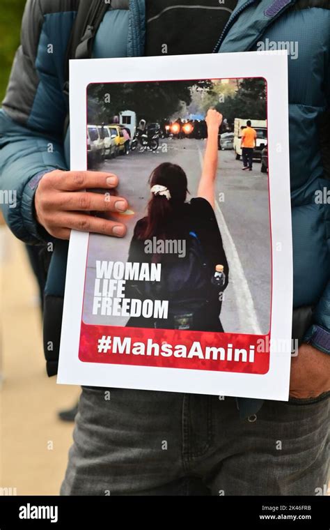 Manifestation De La Communauté Kurde Après La Mort De Mahsa Amini Est Une Femme Kudishiranienne