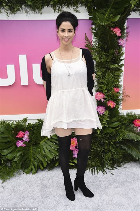 Sarah Silverman Flashes Bra At Hulu Upfronts In Nyc Daily Mail Online