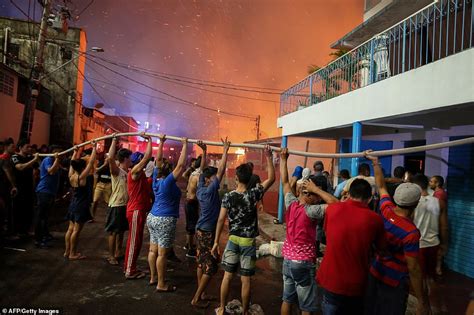 Fire Engulfs 600 Stilt Homes In Brazil City Manaus Daily Mail Online