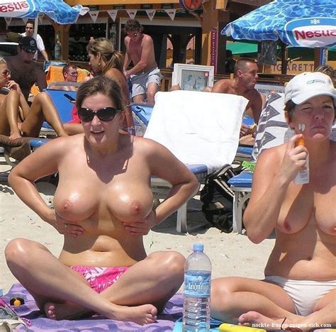 Sie Zeigt Ihre Titten Am Strand Nackte Frauen Bilder