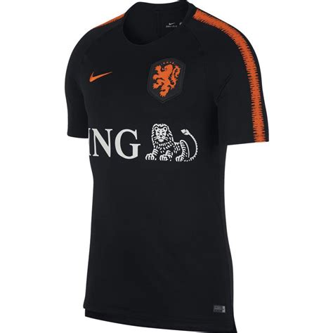 De onderkant van het shirt is links voorzien van een nike authentic badge. Nederlands Elftal training shirt 2018-2019 - Voetbalshirts.com