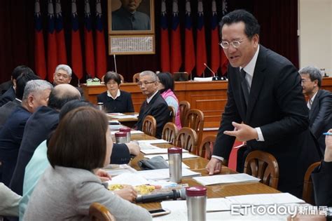 May 13, 2021 · 從新增戶數來看，近1年來，當沖新戶占整體新戶比重高達60.48%，顯示股市新手有超過6成衝著現股當沖而來。 觀察近年當沖戶數統計，2018年5月、約當沖降稅措施實施第1年以後，累計當沖開戶數為154萬戶，占證券總開戶數的8.37%，至2019年5月當沖開戶數占總數比重. 當沖降稅恐生變 金管會呼籲國民黨撤回復議案 | ETtoday財經 | ETtoday新聞雲