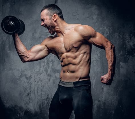 Homme Musclé Faisant Des Exercices De Biceps Photo Premium